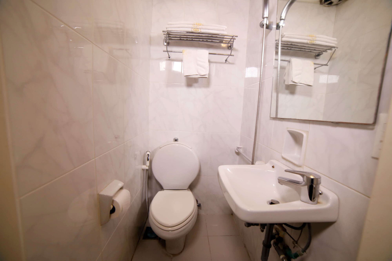 Bathroom 4, Holiday Home Suites, Beirut