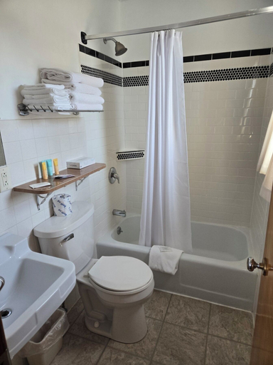 Bathroom 4, A Bridge View Inn, Brule
