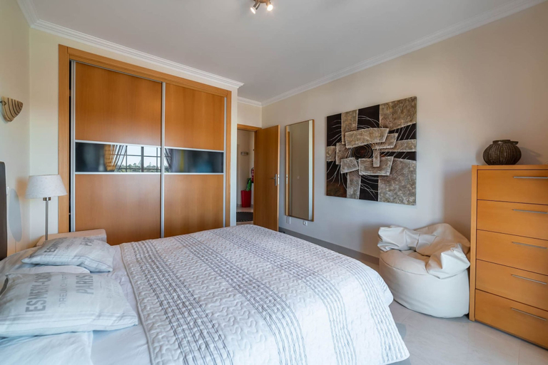 Room 2, Lily Fabulous 1 BED APT With Roof Terrace Pool, Lagoa