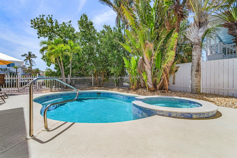 Sport & Beauty 5, 21591 Waterfront Duplex With Pool And Spa 2 Bedroom Home, Lee