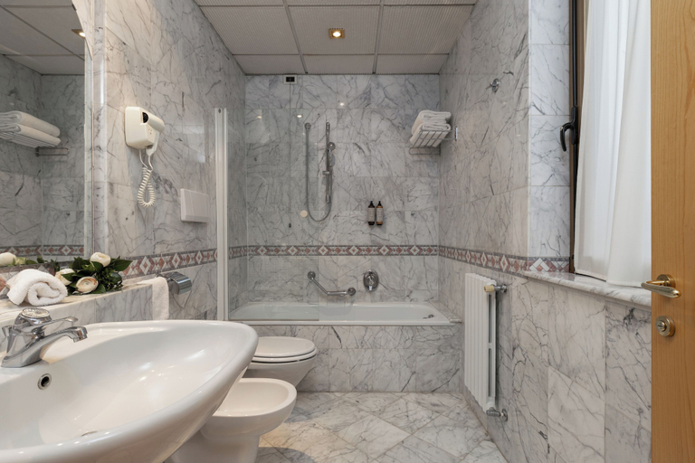 Bathroom 5, Hotel Minerva, Arezzo