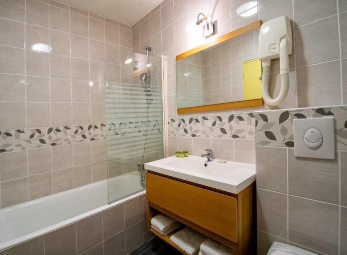 Bathroom 5, Logis Hôtel Le Coq Hardi, Nièvre