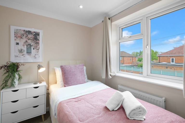 Others 3, Stylish 4 Bedroom Home in Brightside Ave, Surrey