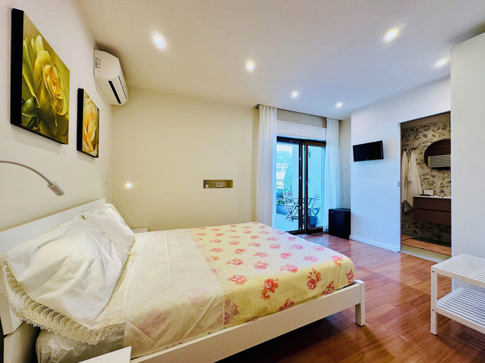 Others 3, YourHome - A Casa di Manuela, Napoli