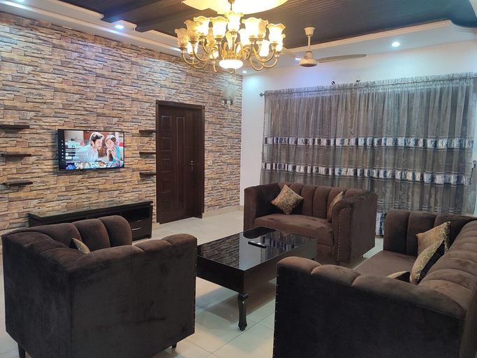 Others 5, 3 BR Serviced First Floor Near Expo Center Lahore, Lahore