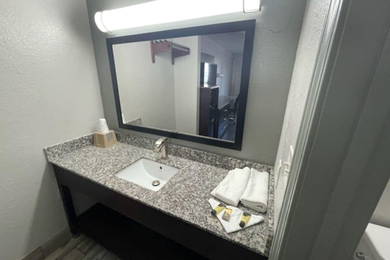 Bathroom, Western Inn Marietta, Cobb