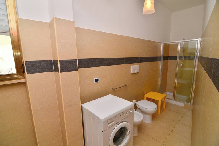 Bathroom 5, Boomerang Village, Taranto