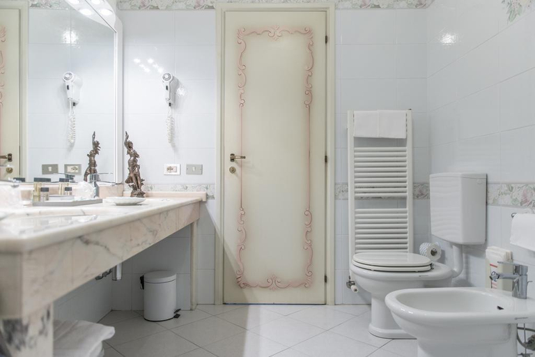 Bathroom 4, Duchessa Isabella Hotel & SPA                                                   , Ferrara