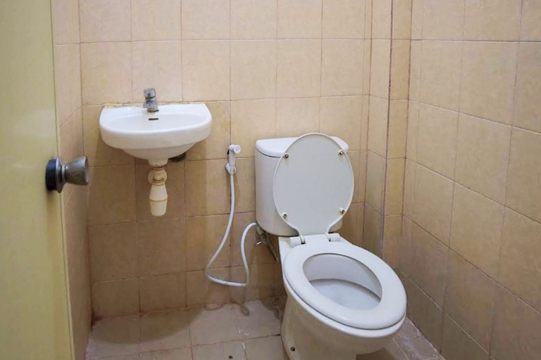Bathroom 3, Urbanview @ Nalaya Homestay Mataram, Lombok