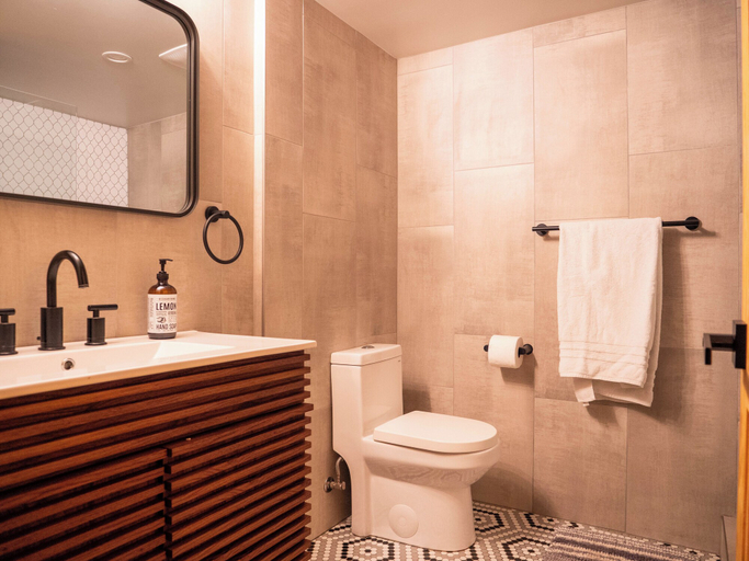 Bathroom 4, Bear Lodge, Placer
