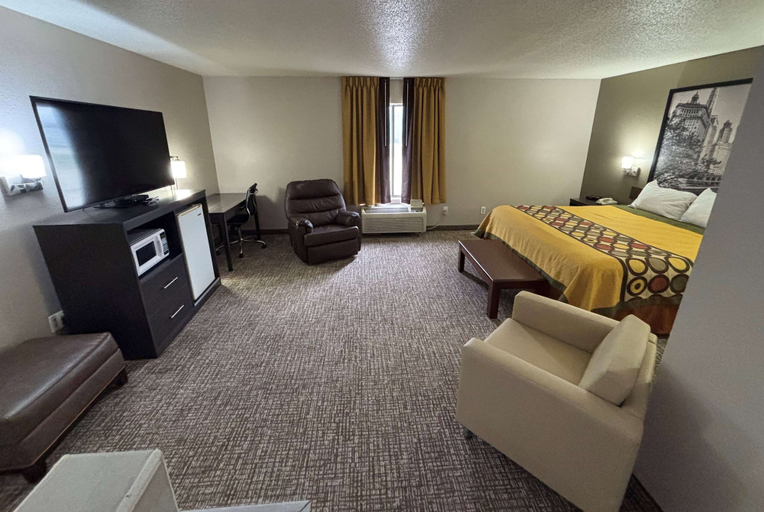 Others 5, Super 8 by Wyndham Marshall, Clark
