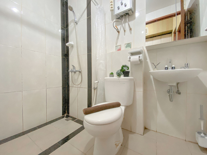 Bathroom 4, Cozy Studio Apartment @ Grand Kamala Lagoon, Bekasi