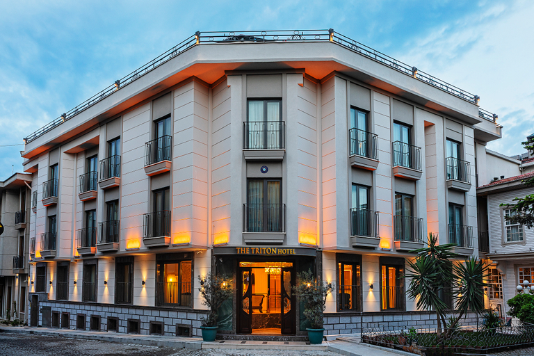 Exterior & Views