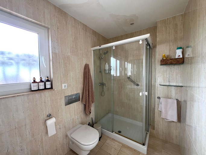 Bathroom 4, Villa Los Gallos, Granada