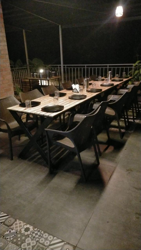 Food & Drinks, 100 Oaks Estate, Salem