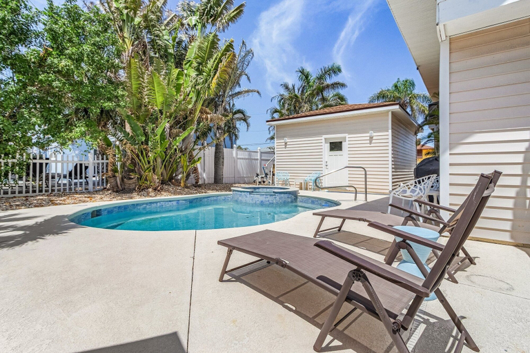 Sport & Beauty 4, 21591 Waterfront Duplex With Pool And Spa 2 Bedroom Condo, Lee