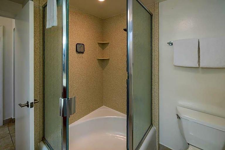 Bathroom 4, Waikiki Shore by OUTRIGGER, Honolulu
