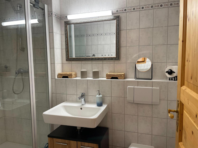 Bathroom 3, Krusenhagen Apartment with Garden, Nordwestmecklenburg