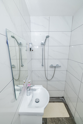 Bathroom 3, Woodford Hotel, London