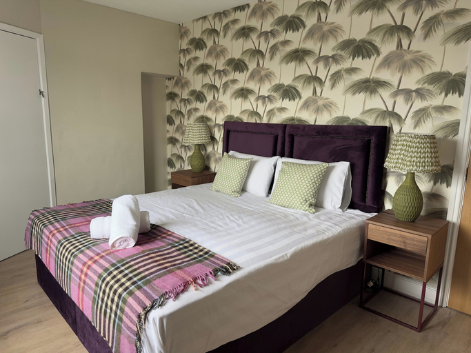Room 3, 4 Bedroom Home St Athan Contractors Wifi & Parking, Vale of Glamorgan