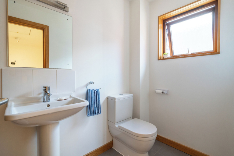 Bathroom, 10 Maritime House, Cornwall