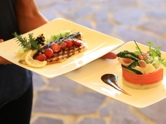Food & Drinks 4, Holiday Flats at Domaine de Saint-endreol With Golf, SPA and Pool, Var