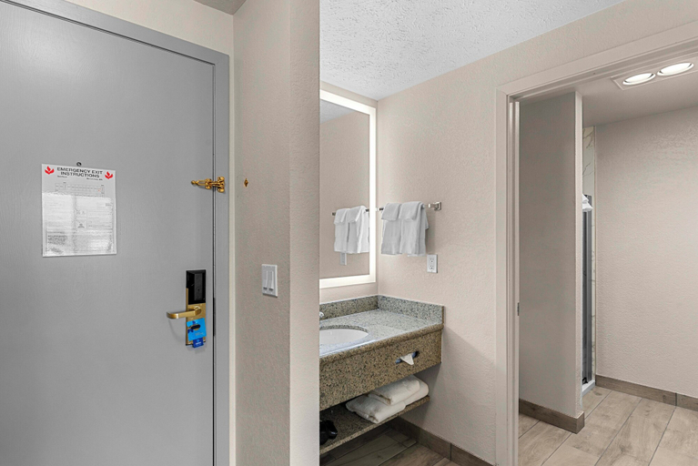 Bathroom 4, Clarion Pointe Wenatchee, Chelan
