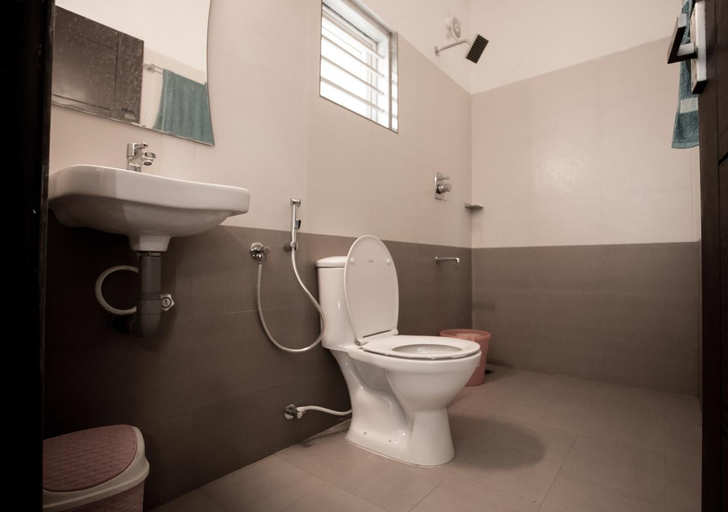 Bathroom, Tiyans Castle Private Villa Vagamon by Voye Homes, Idukki