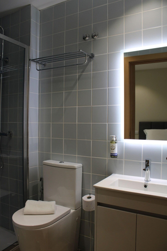 Bathroom 5, Oporto Station Hostel & Rooms, Porto