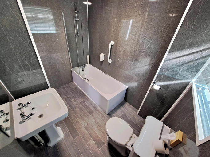 Bathroom 4, Royal Clifton Hotel, Sefton