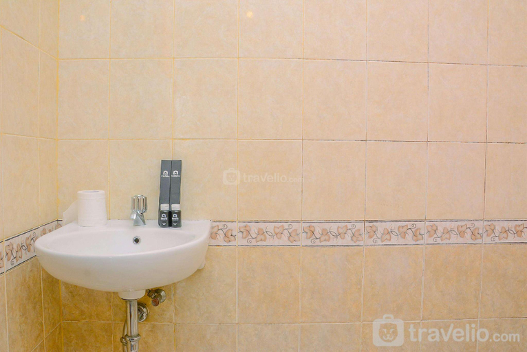 Bathroom 3, Cozy 3BR at Grand Palace Kemayoran Apt By Travelio, Jakarta Pusat
