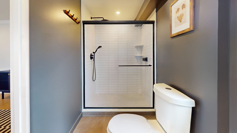 Bathroom 5, The Surf Club, Cape May