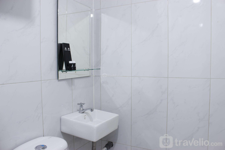 Bathroom 3, Stylish Studio @ Grand Asia Afrika Apt By Travelio, Bandung