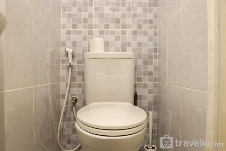 Bathroom, Nice & Homey Studio Tokyo Riverside By Travelio, Tangerang