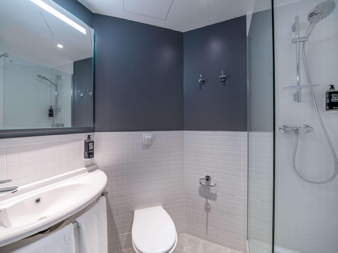 Bathroom 5, ibis budget Aeropuerto Barcelona Viladecans, Barcelona