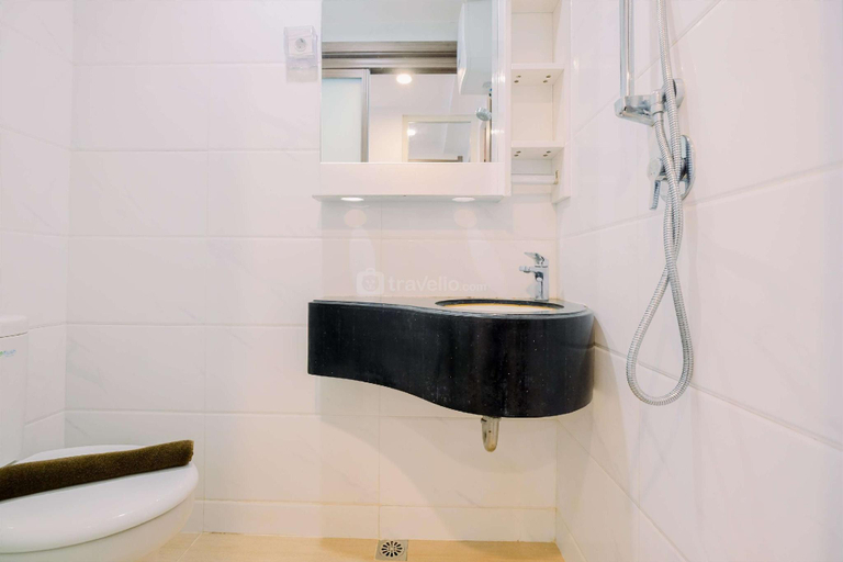 Bathroom, Strategic Studio Apt Sky House BSD By Travelio, Tangerang Selatan