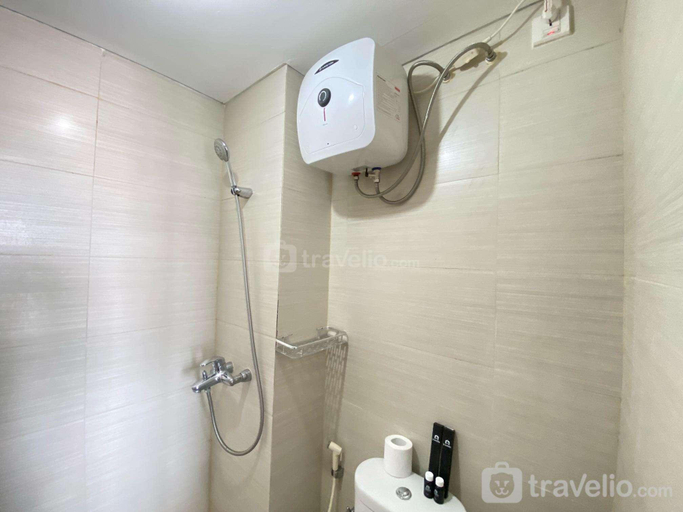Bathroom 3, Comfy 2BR Apartment at Gateway Pasteur By Travelio, Bandung