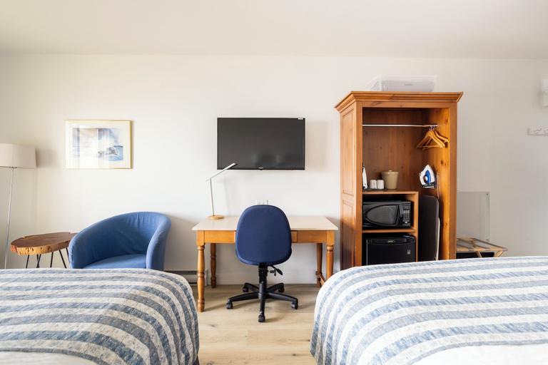 Bedroom 2, Pavillon sur Mer by Riôtel (150 metres from the main hotel), Matane