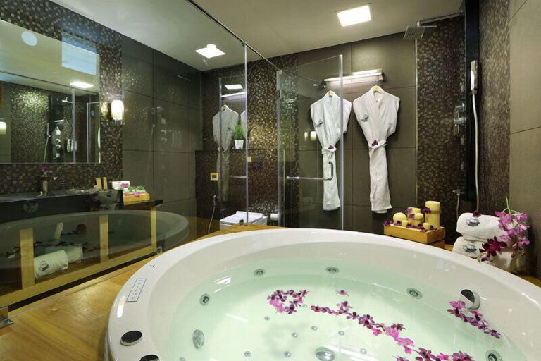 Bathroom 3, Maliekal Heritance Cherai, Ernakulam