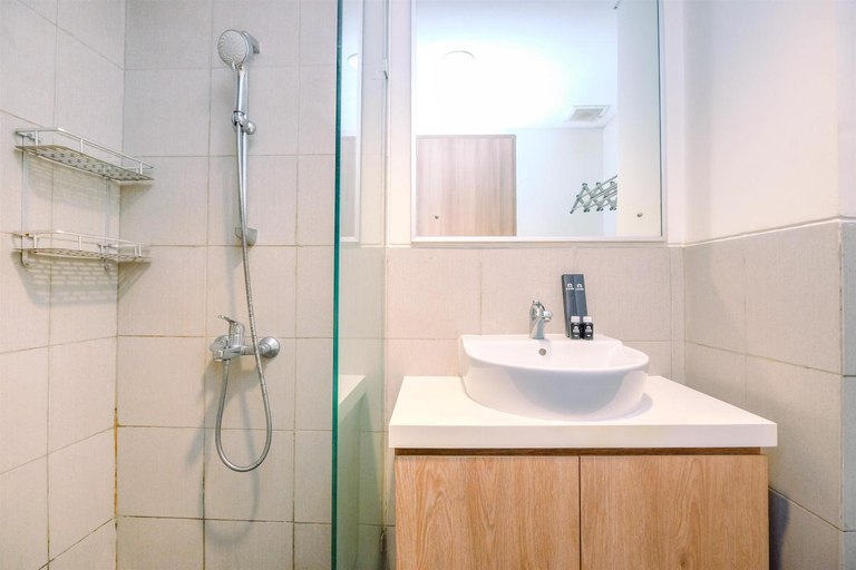 Bathroom, Simply Look Studio Room at Bogor Icon By Travelio, Bogor