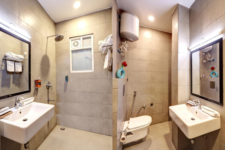 Bathroom, Hotel The Rasa Near Welcome Metro Station, Delhi