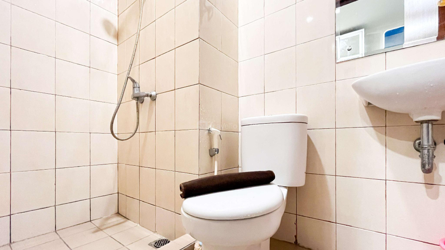 Bathroom 5, SimplyDesign Studio Vida View Makassar By Travelio, Makassar