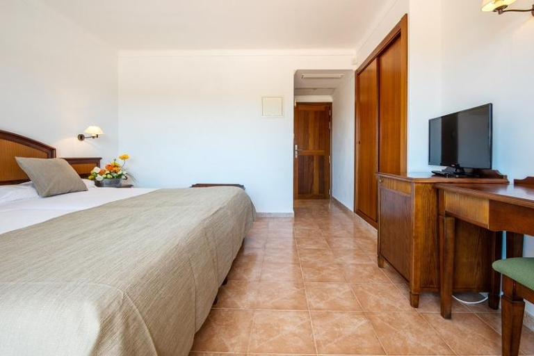 Bedroom 3, Playa Mondrago Hotel Apartments, Baleares
