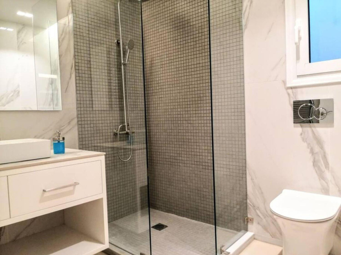 Bathroom, Luxurious minimal apartment in Acropolis, Attica