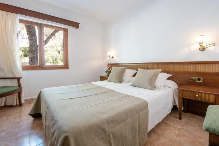 Bedroom 3, Hotel Playa Mondrago, Baleares
