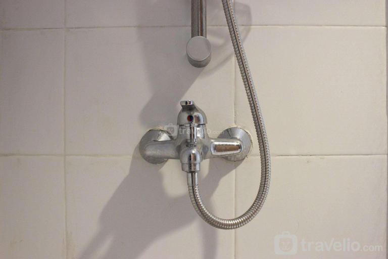 Bathroom 4, Scenic & Comfy Studio At Beverly Dago By Travelio, Bandung