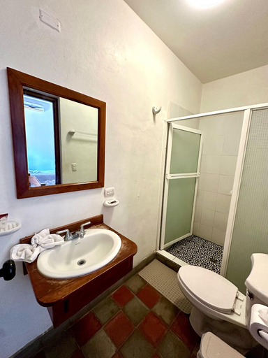 Bathroom 5, Hotel Colonial Victonella, Granada