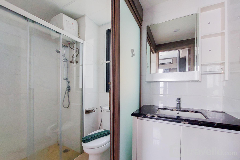 Bathroom 2, Well Furnished 2BR @ Sky House BSD Apt By Travelio, Tangerang Selatan