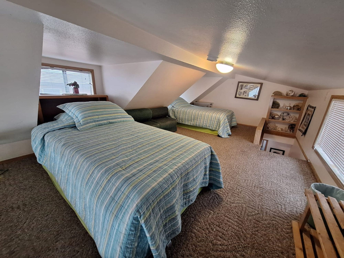 Room 4, Luxurious Oceanfront Cabin 7 Getaway w Hot Tub, Del Norte