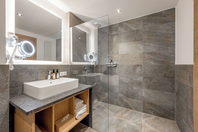 Bathroom 5, AlpenParks Hotel & Apartment Arlberg Warth, Bregenz